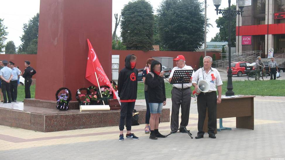 Выступающие на митинге против пенсионной реформы. ПГТ Климово Брянской области. 29 июля 2018 года