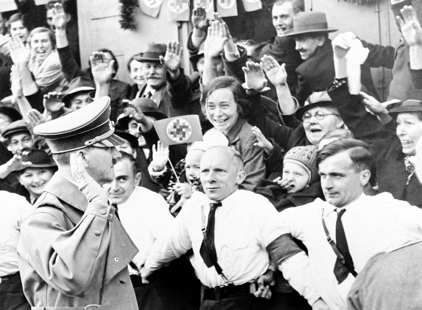 Толпа приветствует Гитлера. 1939