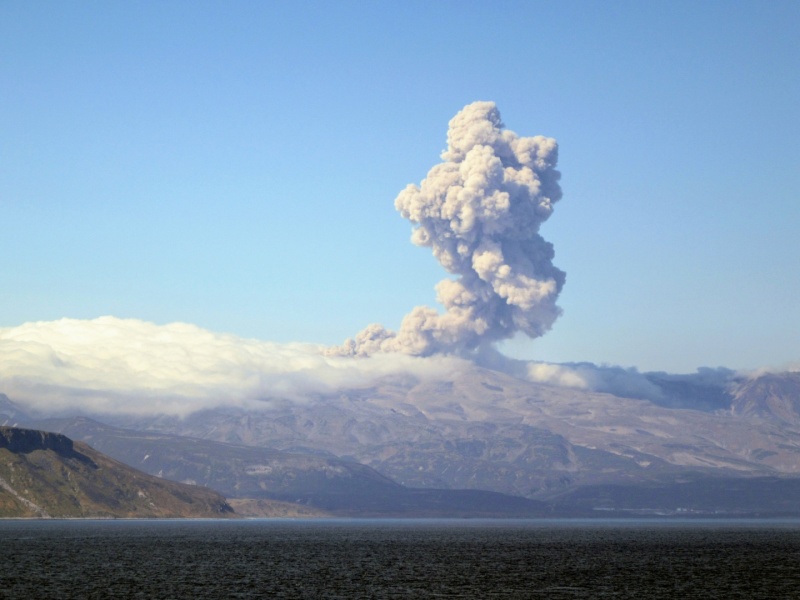 Выброс пепла на вулкане Эбеко