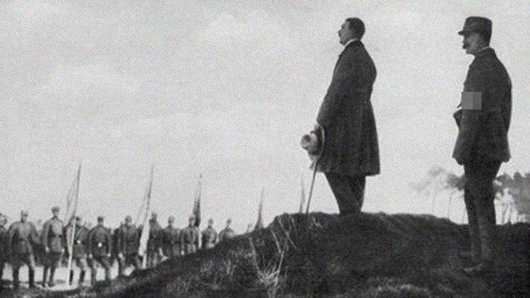 Гитлер обращается к участникам пивного путча. 1923