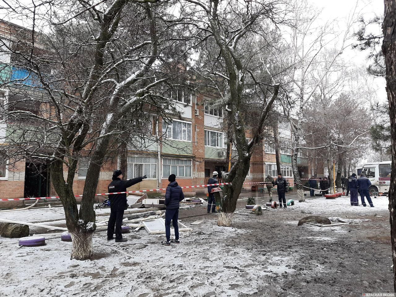 Полицейское оцепление дома, пострадавшего от взрыва бытового газа