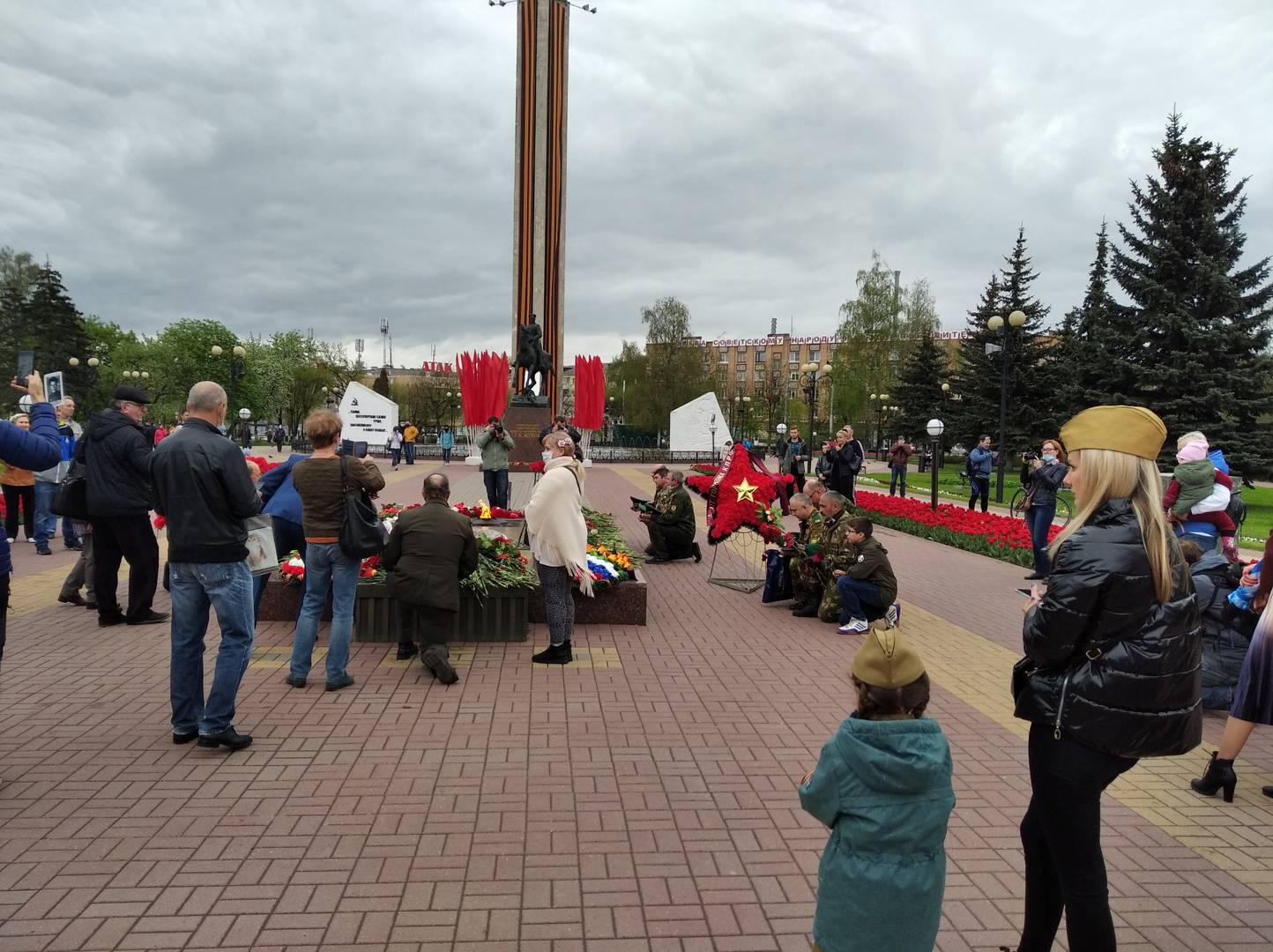 Групповое преклонение бывших военнослужащих, Мемориальный комплекс на Площади Победы, Калуга