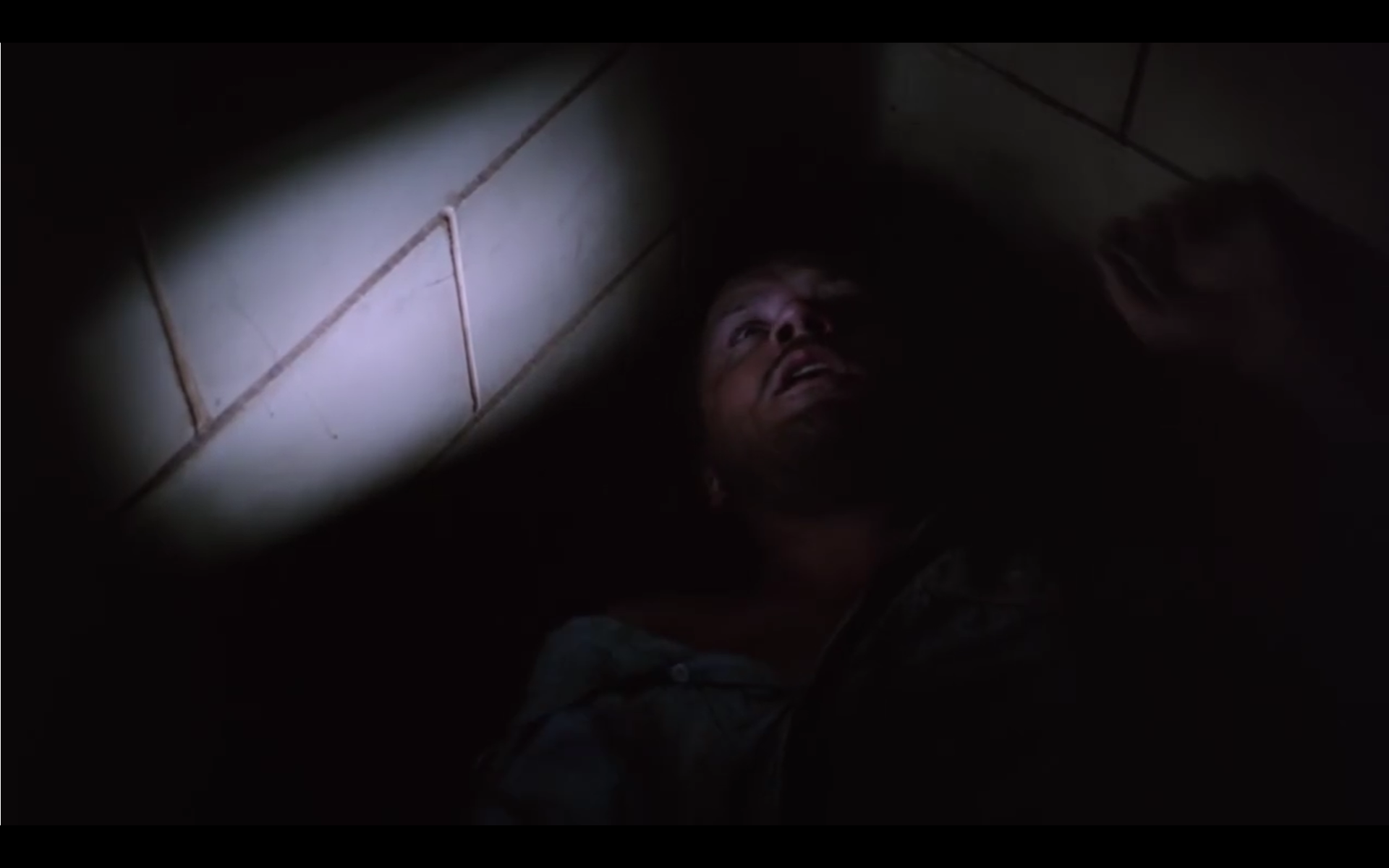 Заключенный на полу тюремной камеры