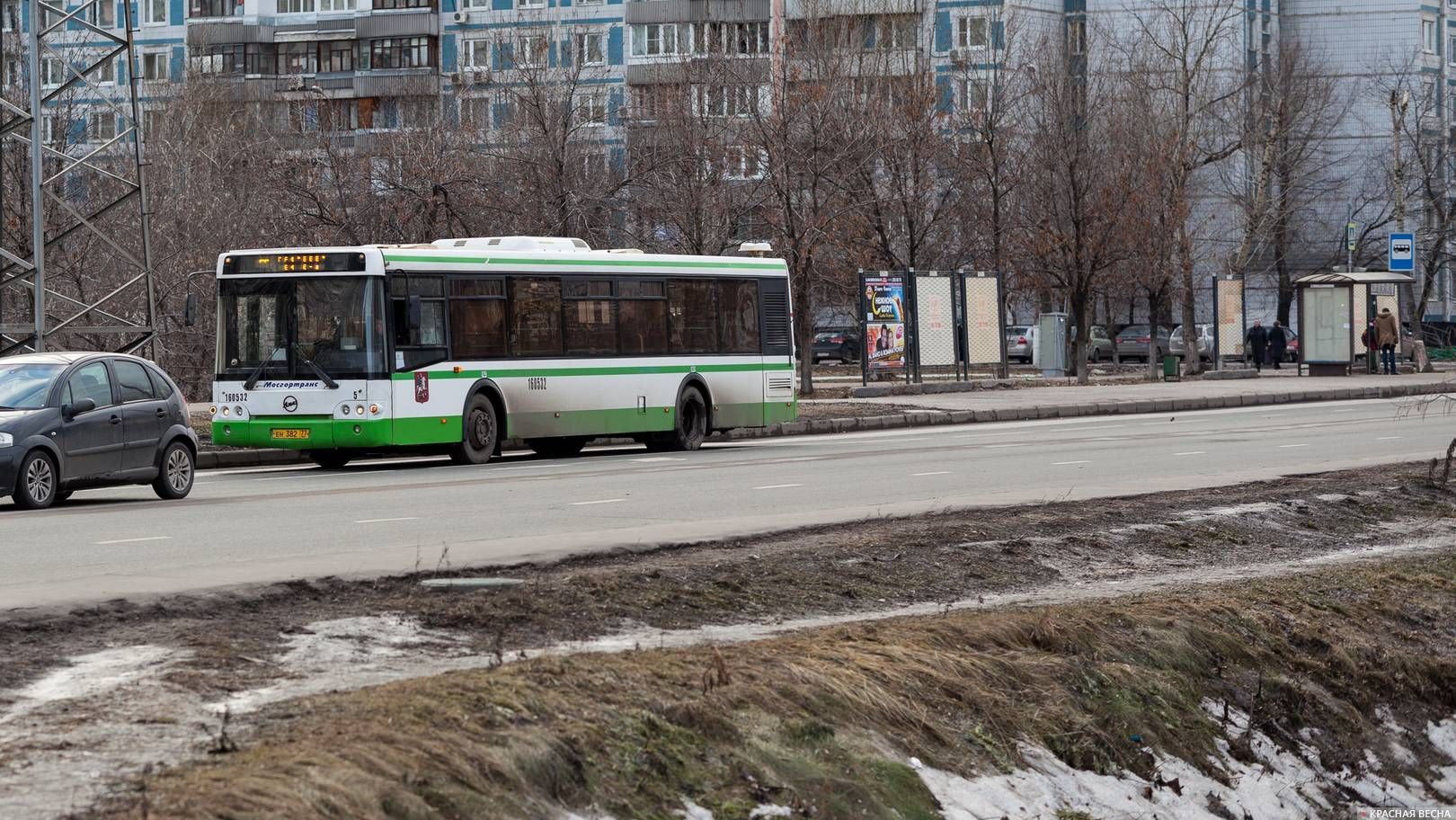 Автобус отъезжает от остановки. Москва