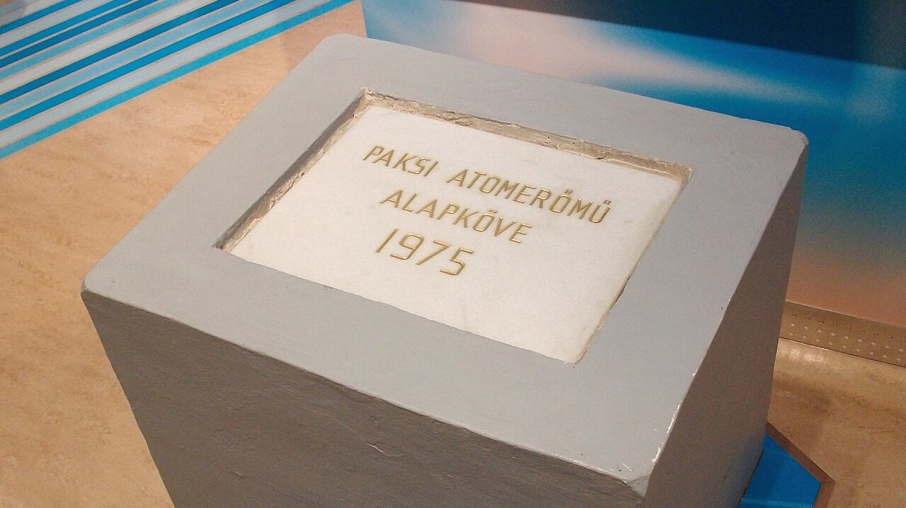 Первый камень, заложенный в фундамент атомной электростанции «Пакш»