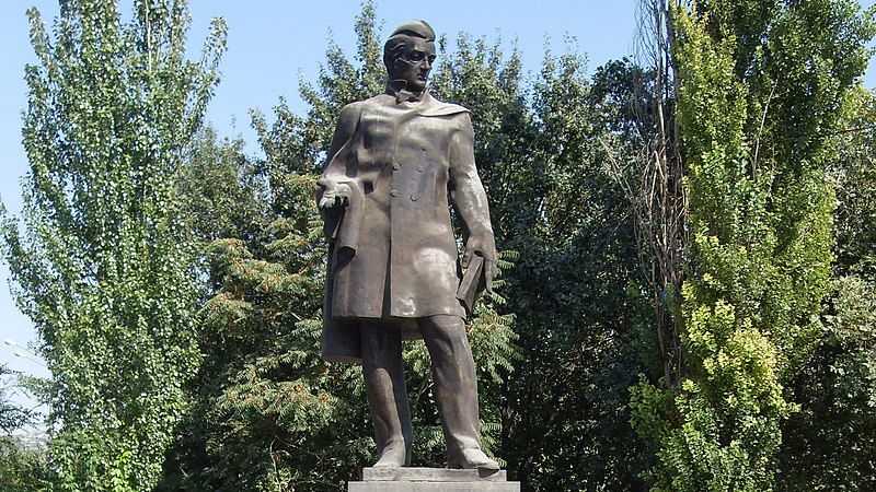 памятник А.Грибоедову (фрагмент).Армения
