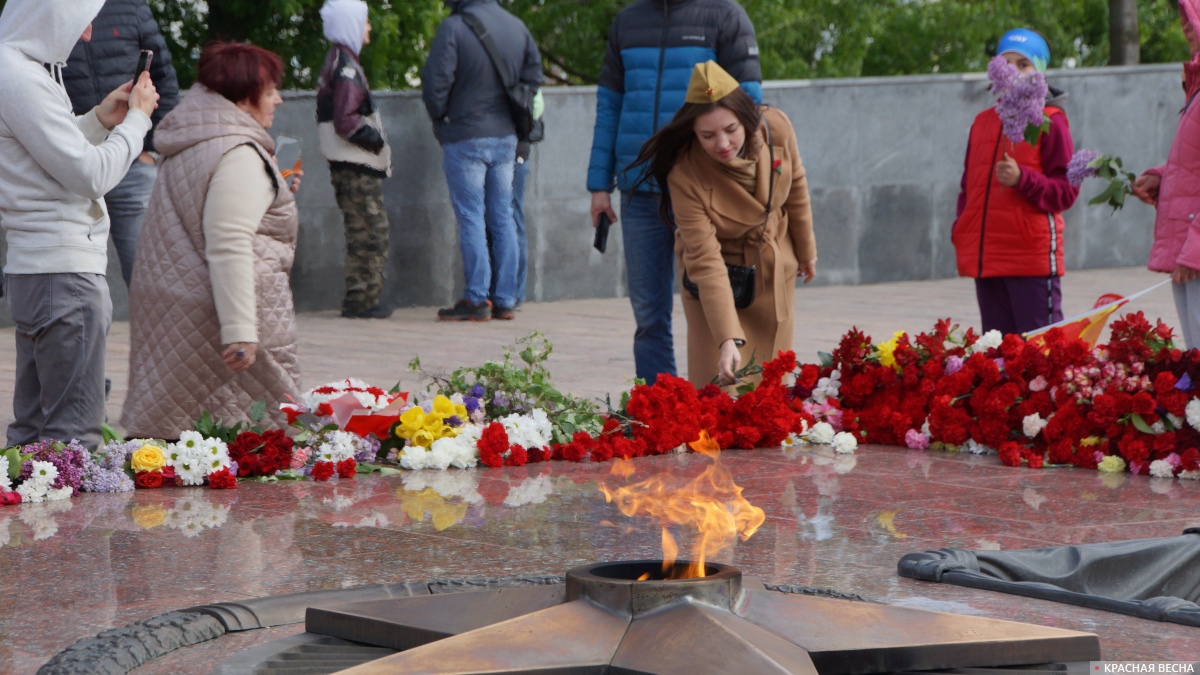 Возложение цветов к вечному огню на площади Победы, Воронеж, 9 мая 2024 года