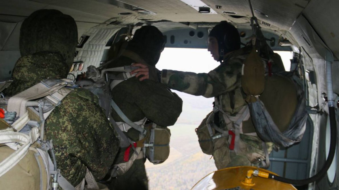Десантирование бойцов спецназа с вертолета