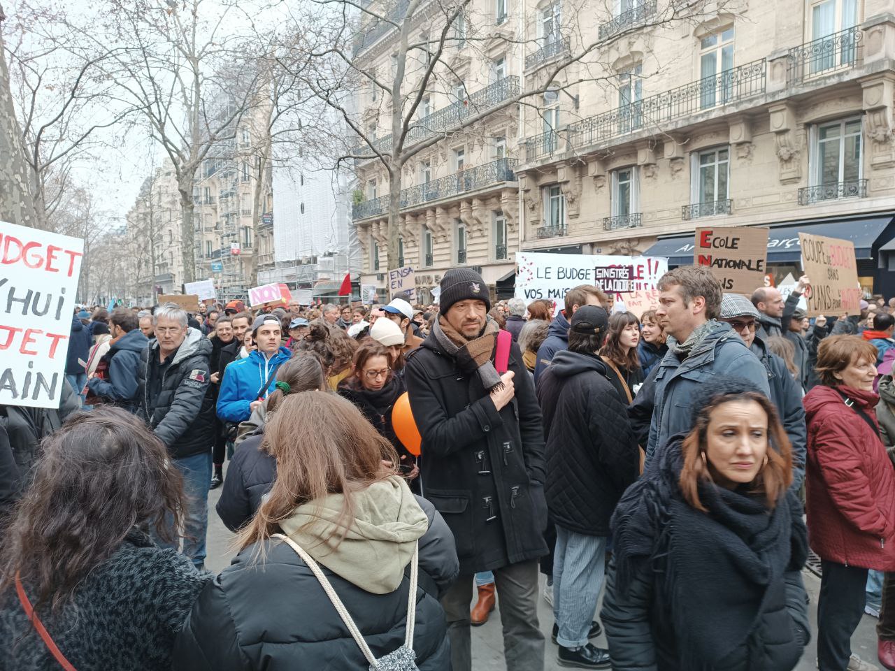 Люди на протесте 7 марта 2023 в Париже