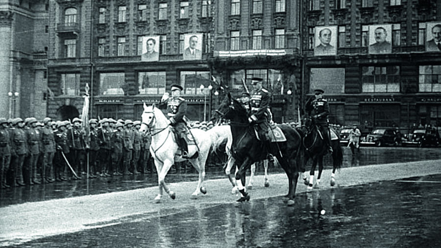 Маршалы Советского Союза Г. К. Жуков и К. К. Рокоссовский на Параде Победы на Красной площади. 24 июня 1945 года