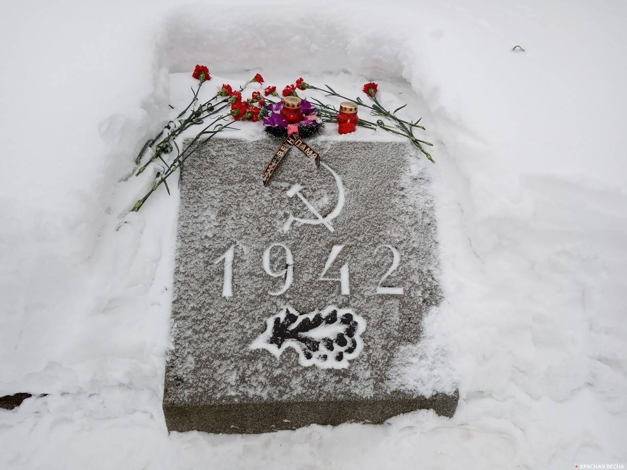 Памятный камень с указанием года захоронения гражданского населения в братской могиле