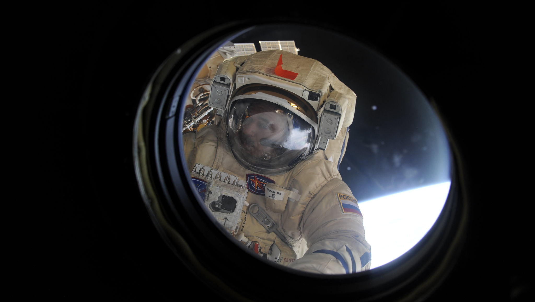 Российский космонавт в открытом космосе