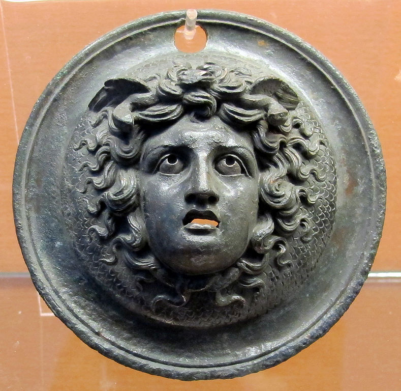 Одна из шести бронзовых ручек с головой Медузы из Помпеи. Национальный археологический музей Неаполя