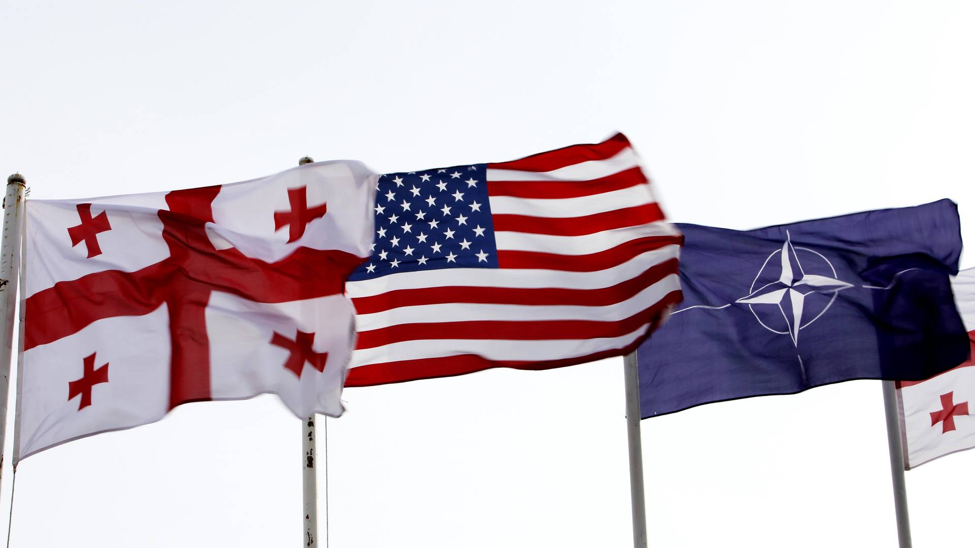 Флаги Грузии, США и НАТО