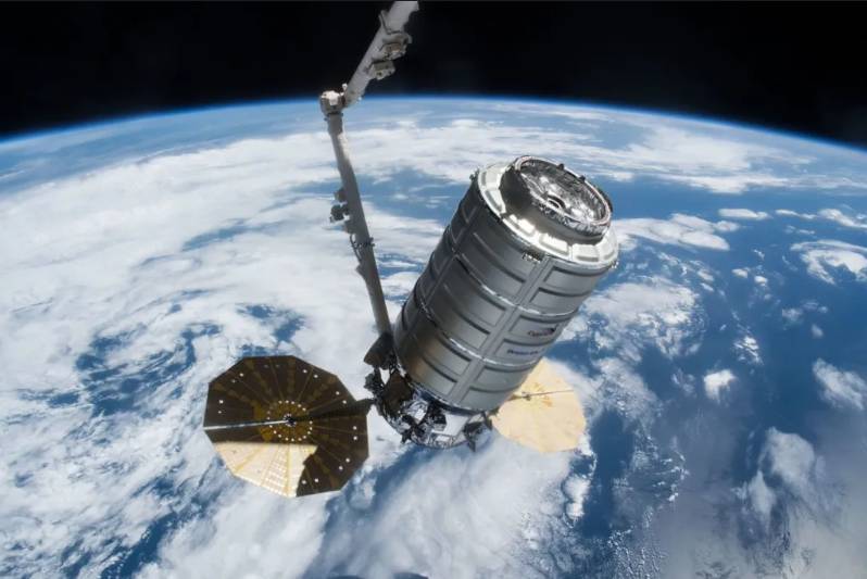 Космический корабль Cygnus, захваченный манипулятором Canadarm