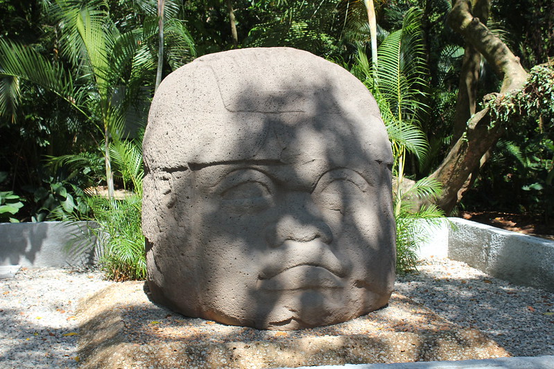 Гигантская каменная голова ольмеков