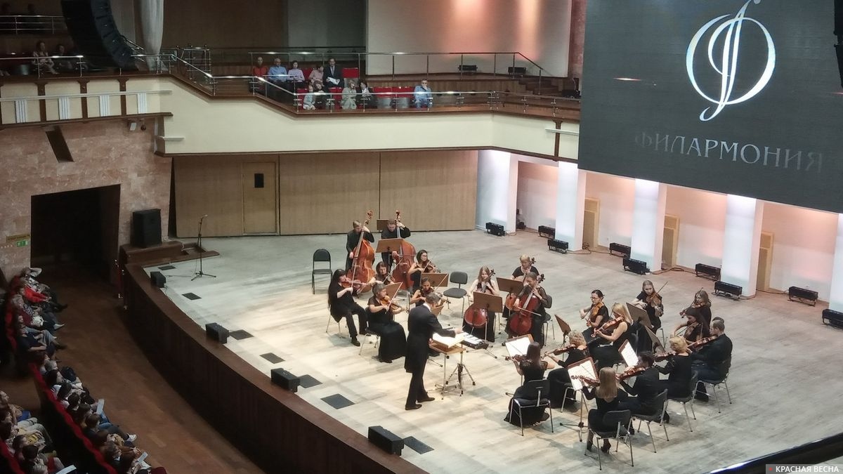 Симфонический оркестр на сцене Филармонии