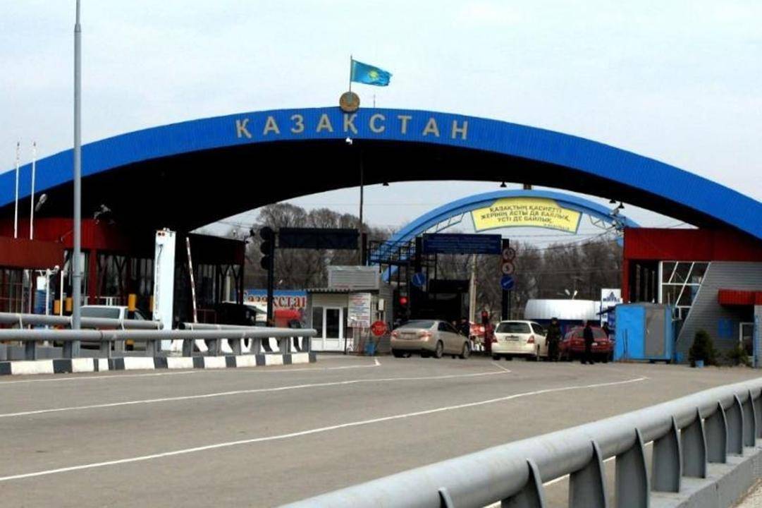 Автомобильный контрольно-пропускной пункт на границе Казахстана