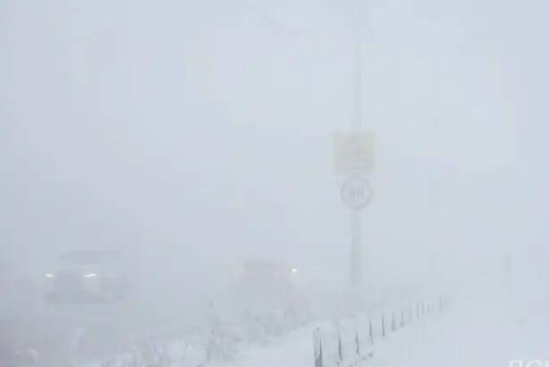 Морозный туман при -50 в центре Якутска (домов не видно)