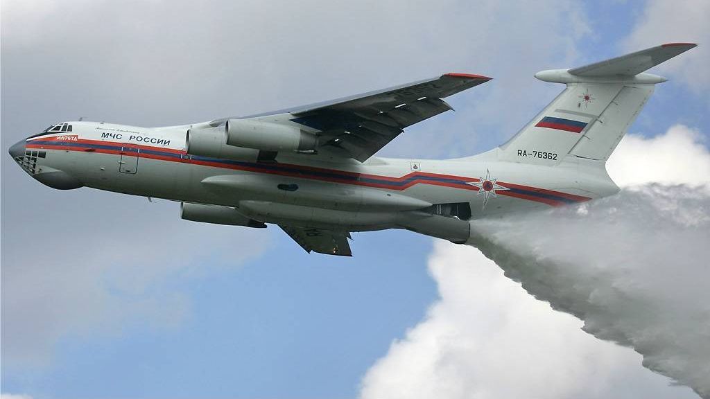 Самолет Ил-76 МЧС России сбрасывает воду.