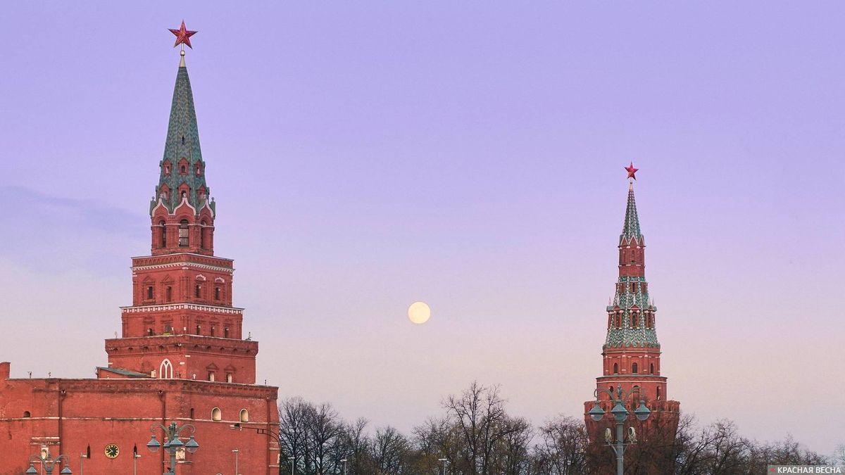 Красные башни московский кремль. Самая молодая башня Московского Кремля. Кремль разрешения 511х1010. Есть ли башня ютуба в Москве.