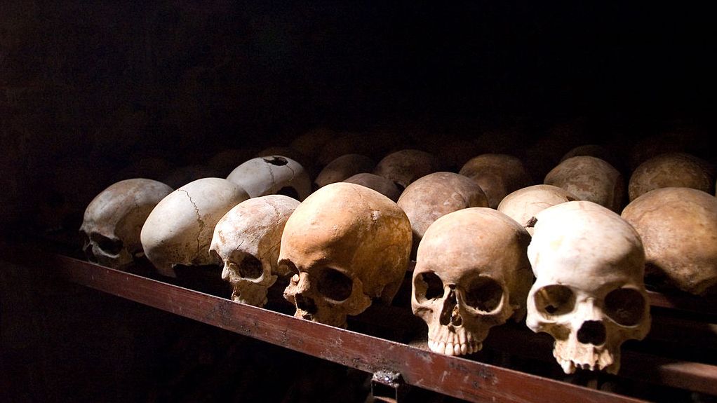 Человеческие черепа в мемориальном центре геноцида в городе Ньямата. Руанда