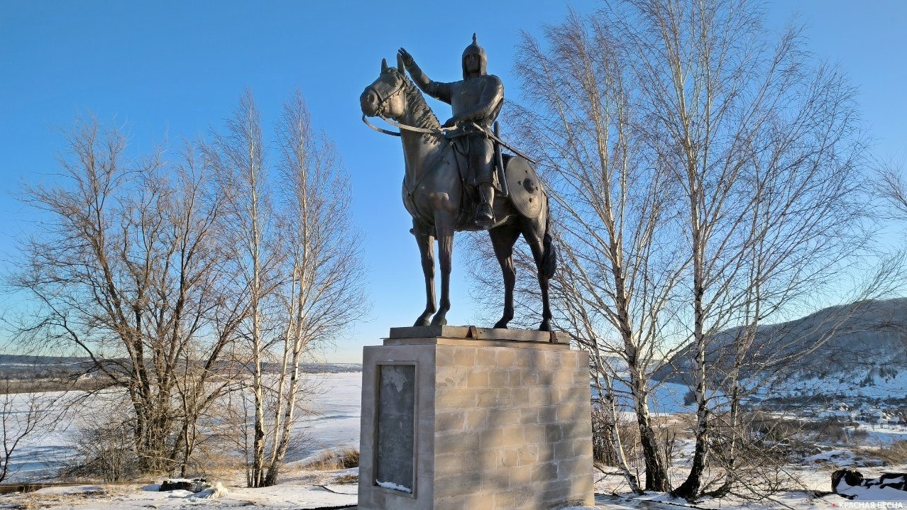 Памятник основателю Волжской Булгарии хану Котрагу
