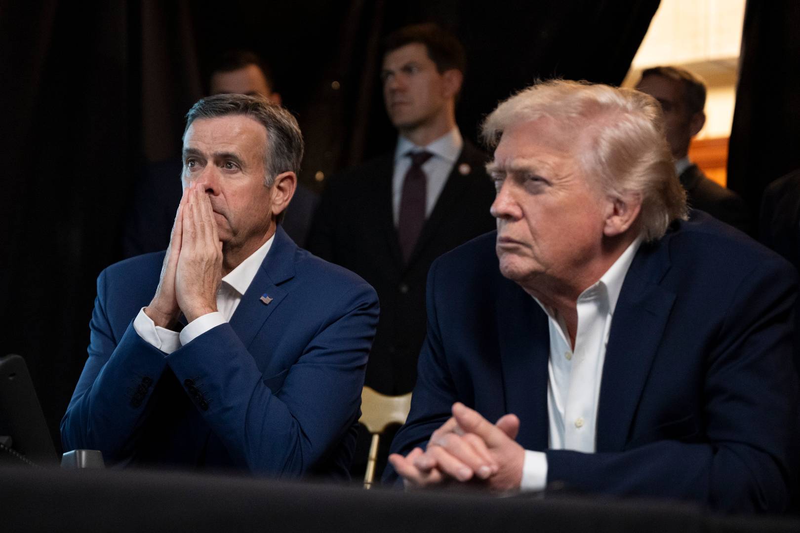 Глава ЦРУ Джон Рэтклифф и президент США Дональд Трамп наблюдают за военными операциями США в Венесуэле. 2026. Январь