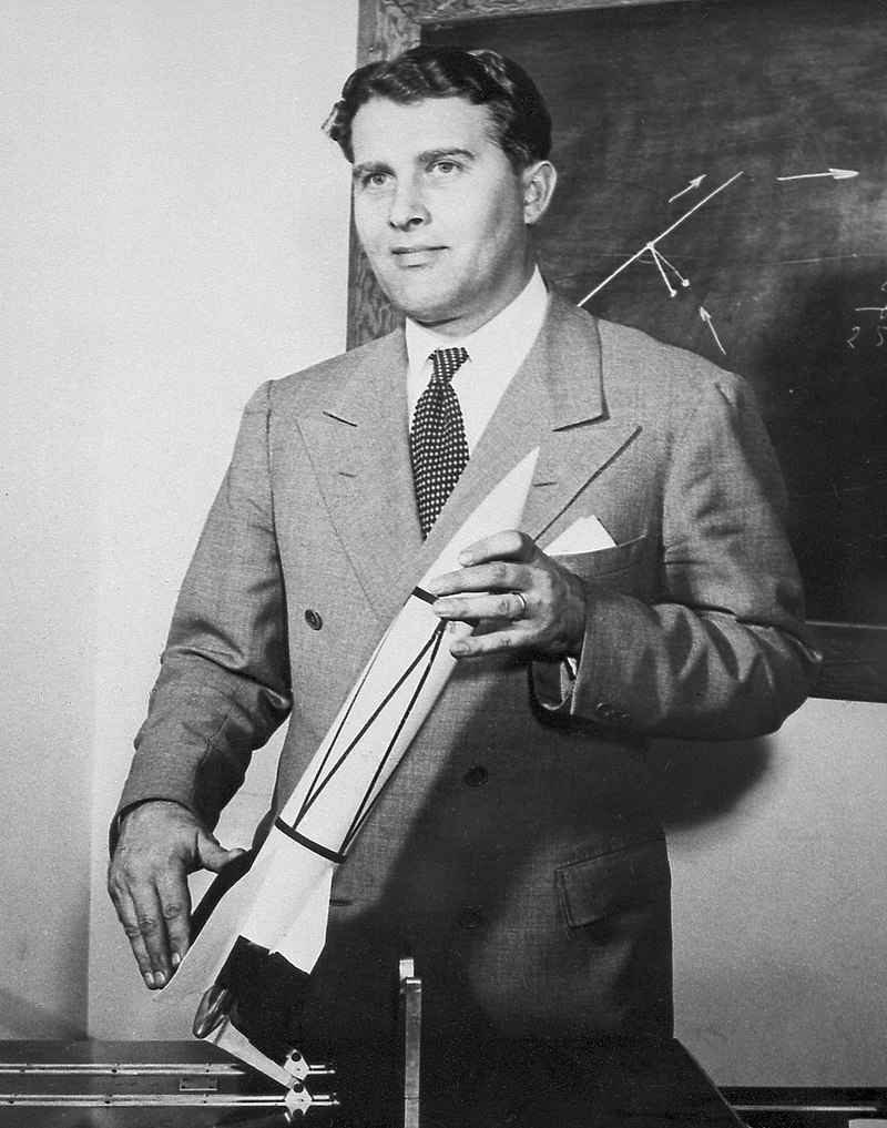 Вернер фон Браун с моделью ракеты Фау-2. 1955