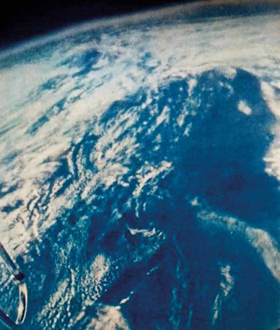Земля. Первый снимок из космоса, сделанный Германом Титовым в августе 1961. Распечатка с кинопленки
