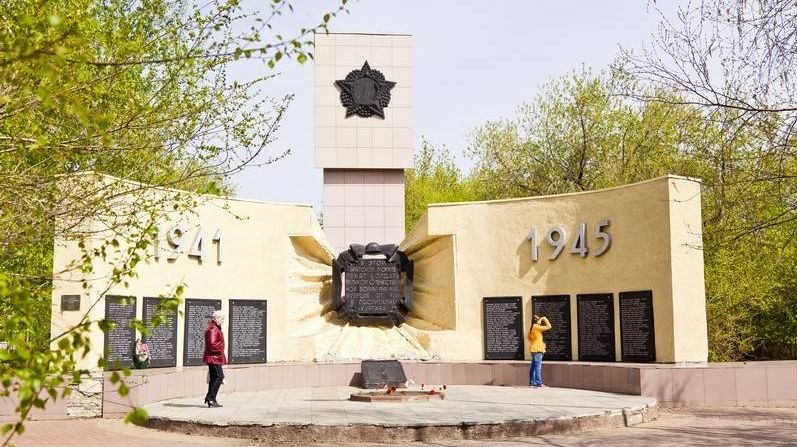 Мемориальный ансамбль на братской могиле советских воинов, погибших от ран в госпиталях Кургана
