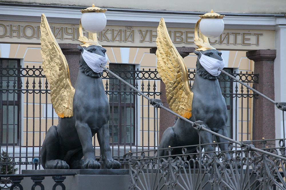 Грифоны в санкт петербурге на банковском мосту фото