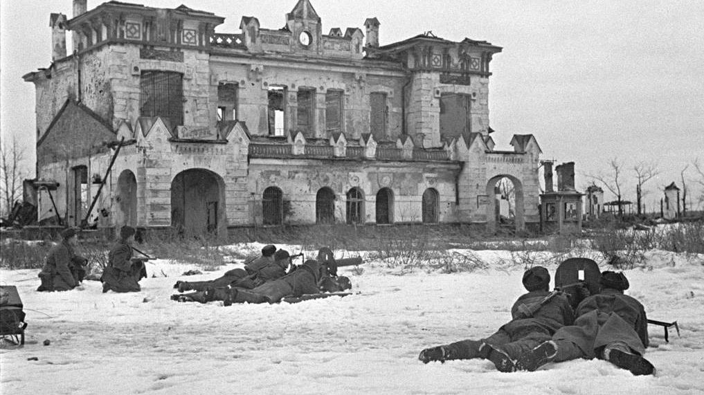 Советские солдаты ведут бой в Пушкине, 21 января 1944 г. Фотография Б. Кудоярова