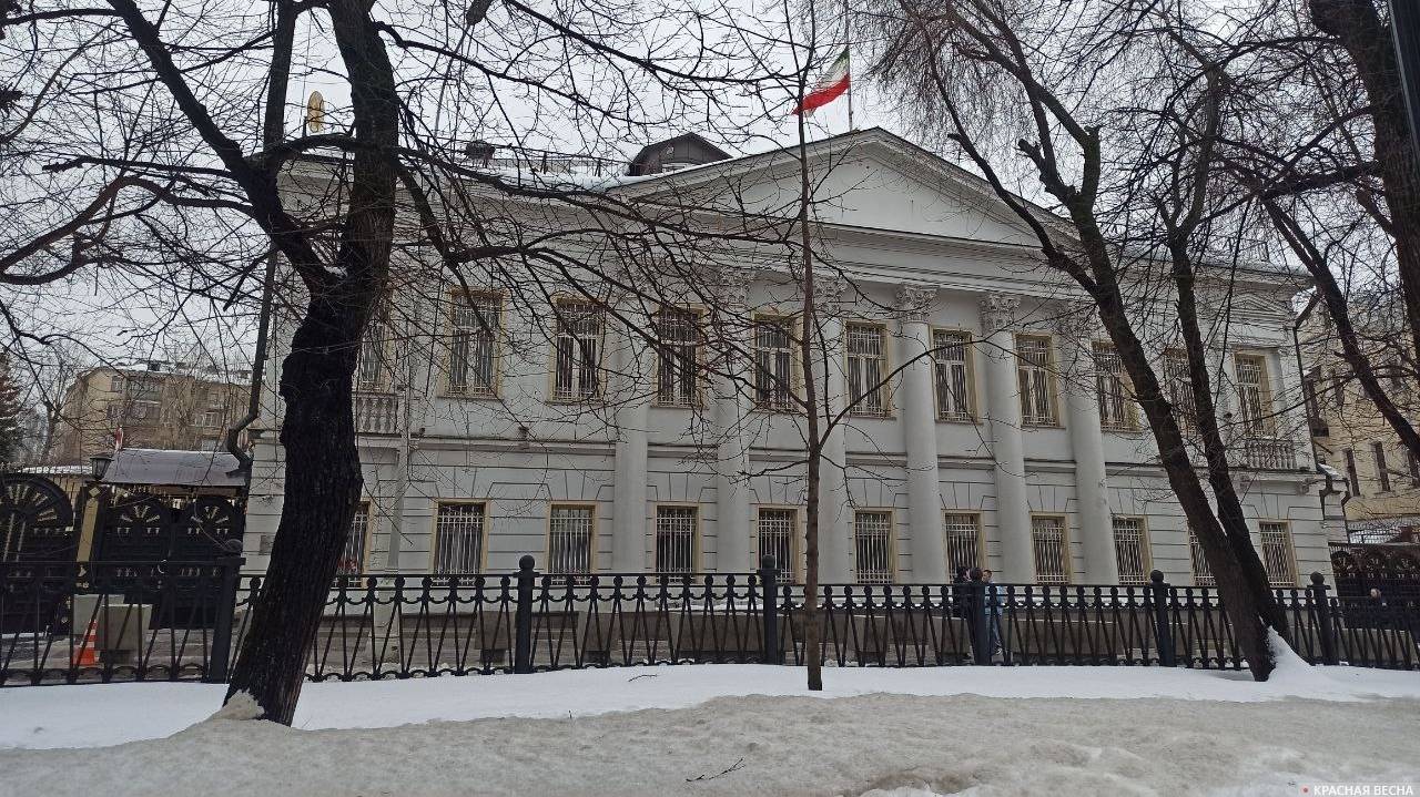 Приспущенный флаг у посольства Ирана в Москве. 
