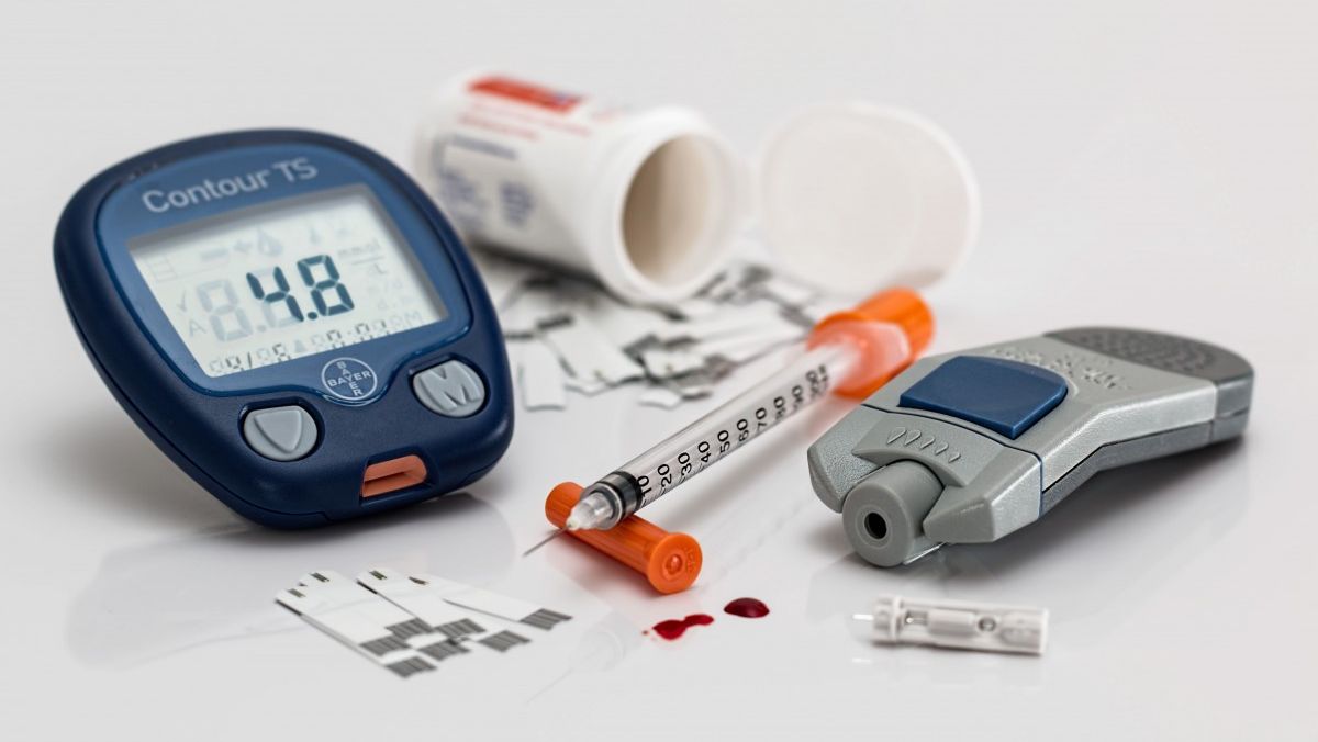 Инсулиновый шприц и глюкометр