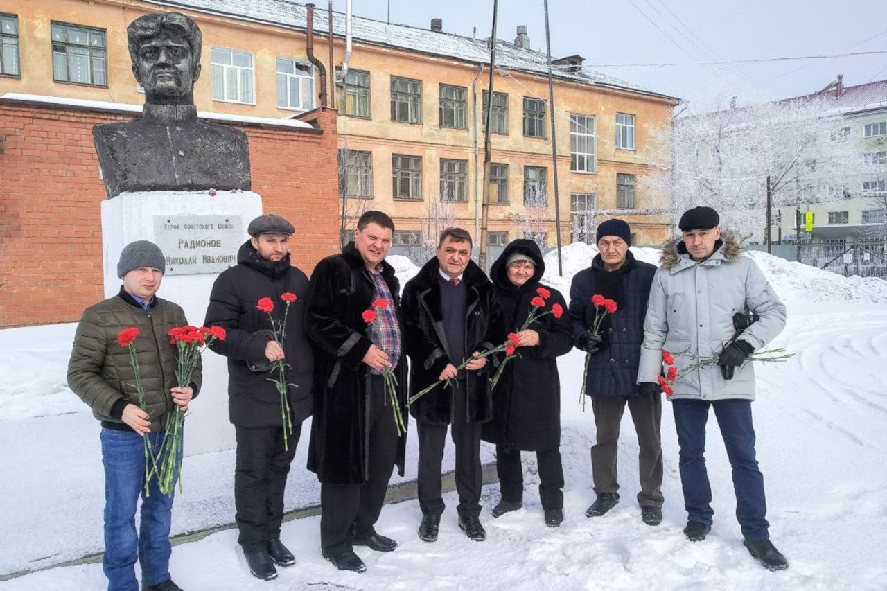 Граждане возлагают цветы к памятнику Николаю Радионову в Кургане