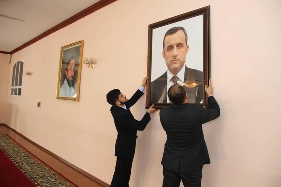 Дипломаты афганского посольства в Душанбе вешают портрет Амруллы Салеха