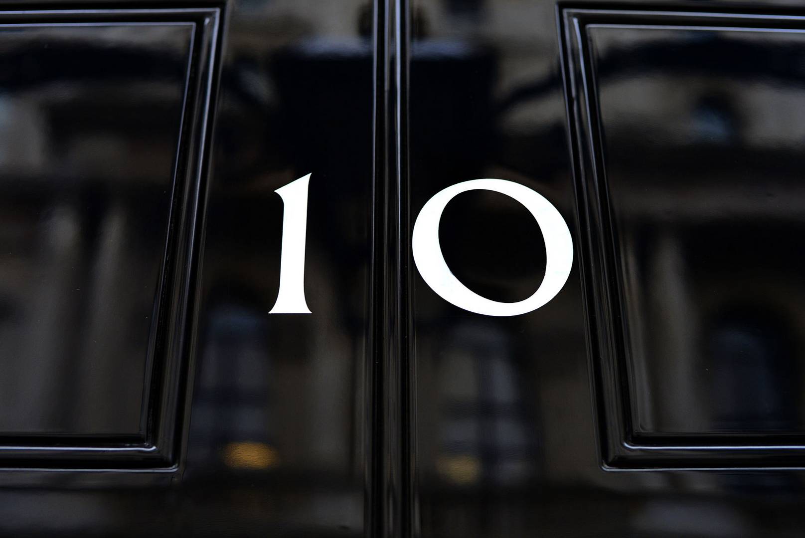 Входная дверь официальной резиденции премьер-министра Великобритании на Даунинг-стрит в Лондоне