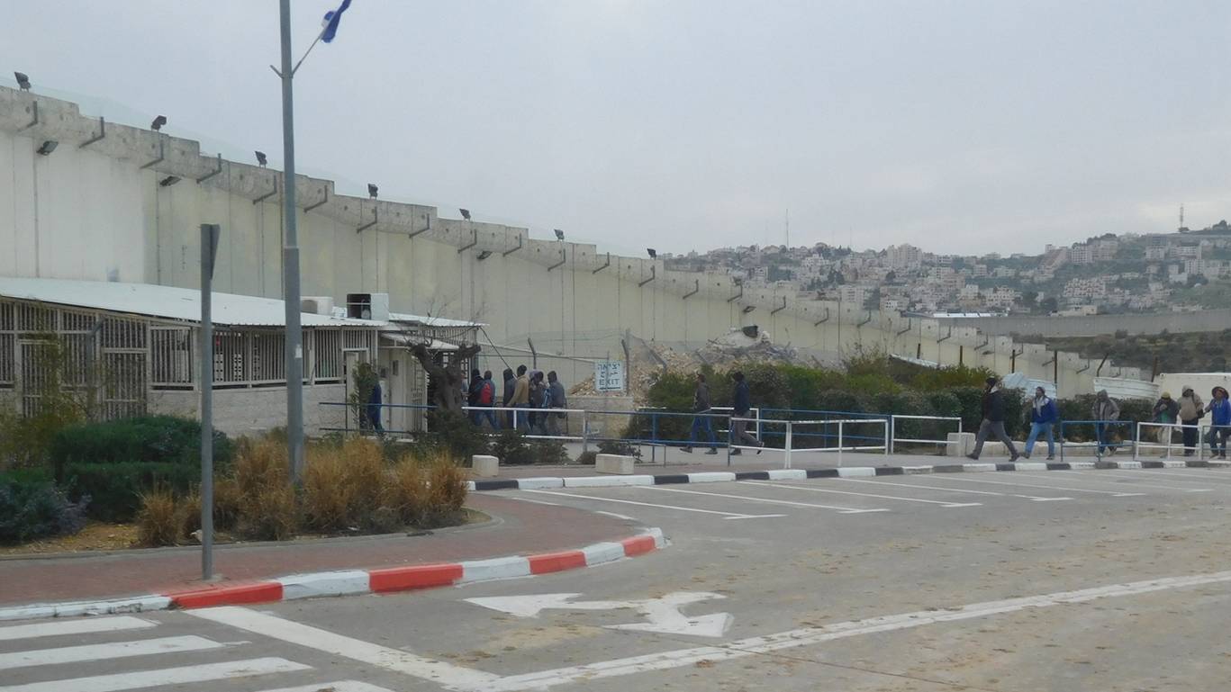 Стена и блокпост между Израилем и Палестиной в Вифлееме