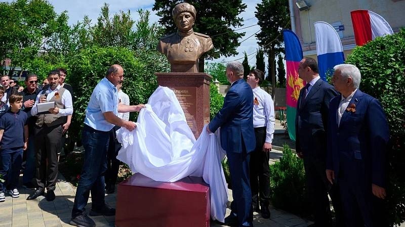 Открытие бюста Герою СССР Ерванду Гараньяну в Сочи