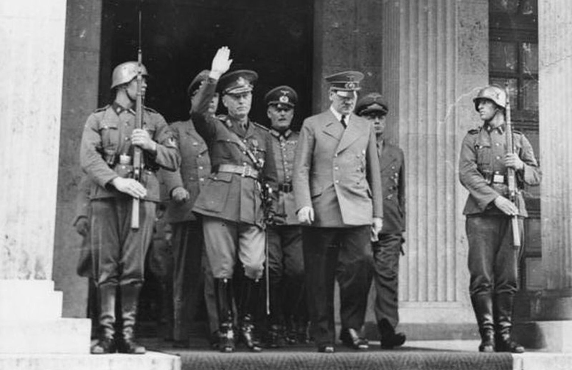 10 июня 1941 года. Антонеску и Гитлер выходят из Фюрербау (Мюнхен)