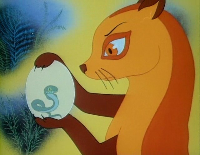 Мангуст держит яйцо