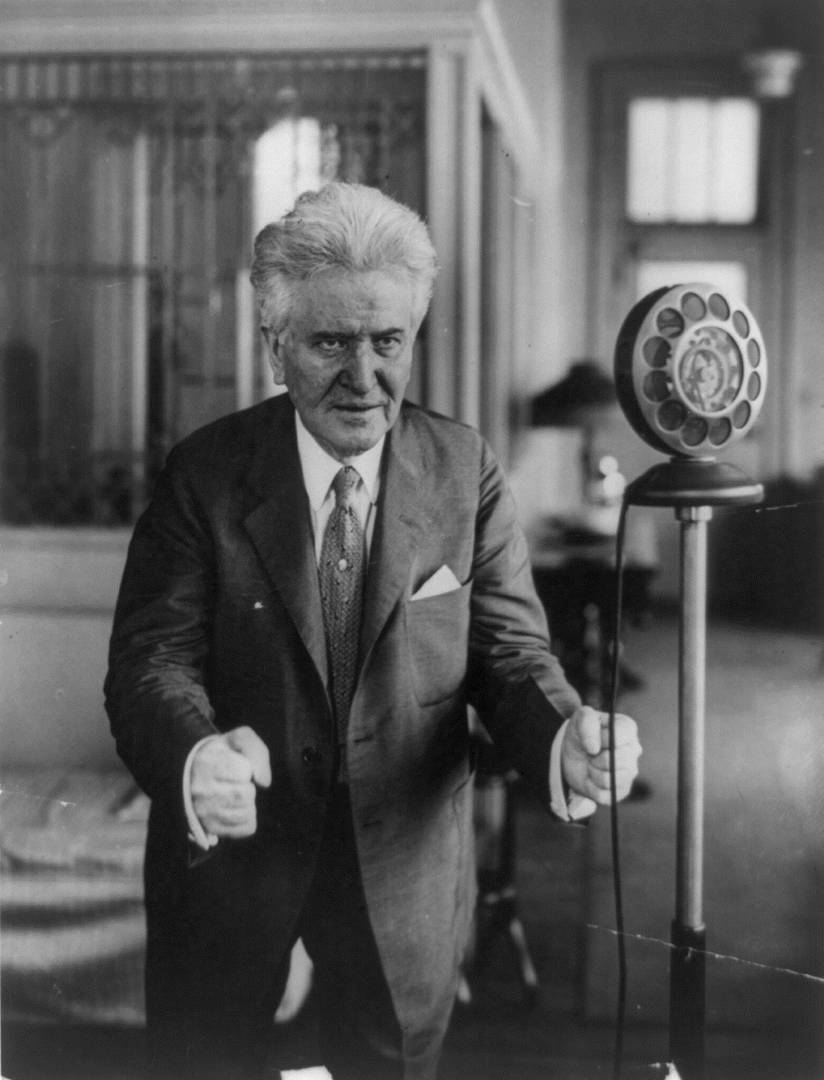 Сенатор Роберт Лафоллет выступает по радио. 1922