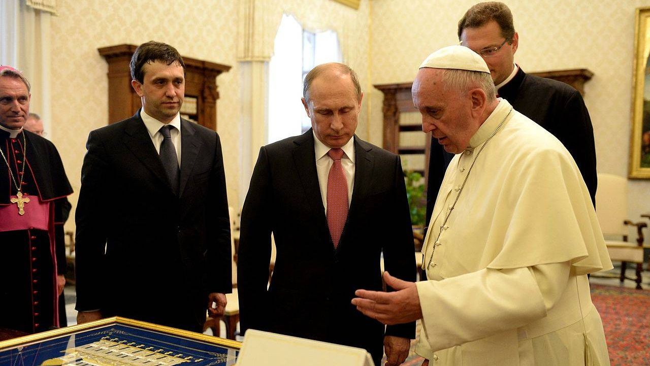 Римский папа Франциск и Владимир Путин во время предыдущей встречи