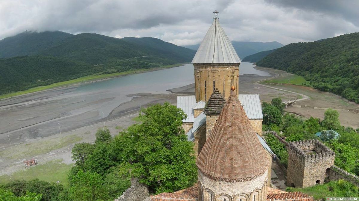 Крепость и церковь. Ананури, XVI–XVII вв. Грузия