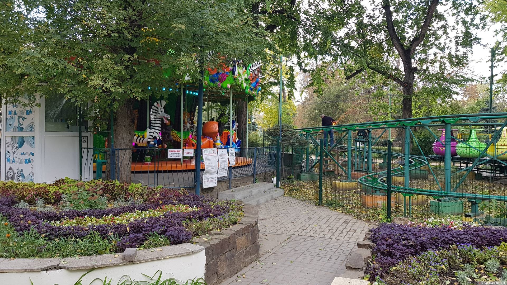 Аттракционы в парке имени М. Горького в Таганроге
