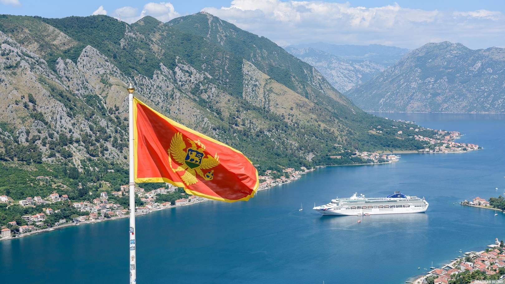 Флаг Черногории над Которским заливом