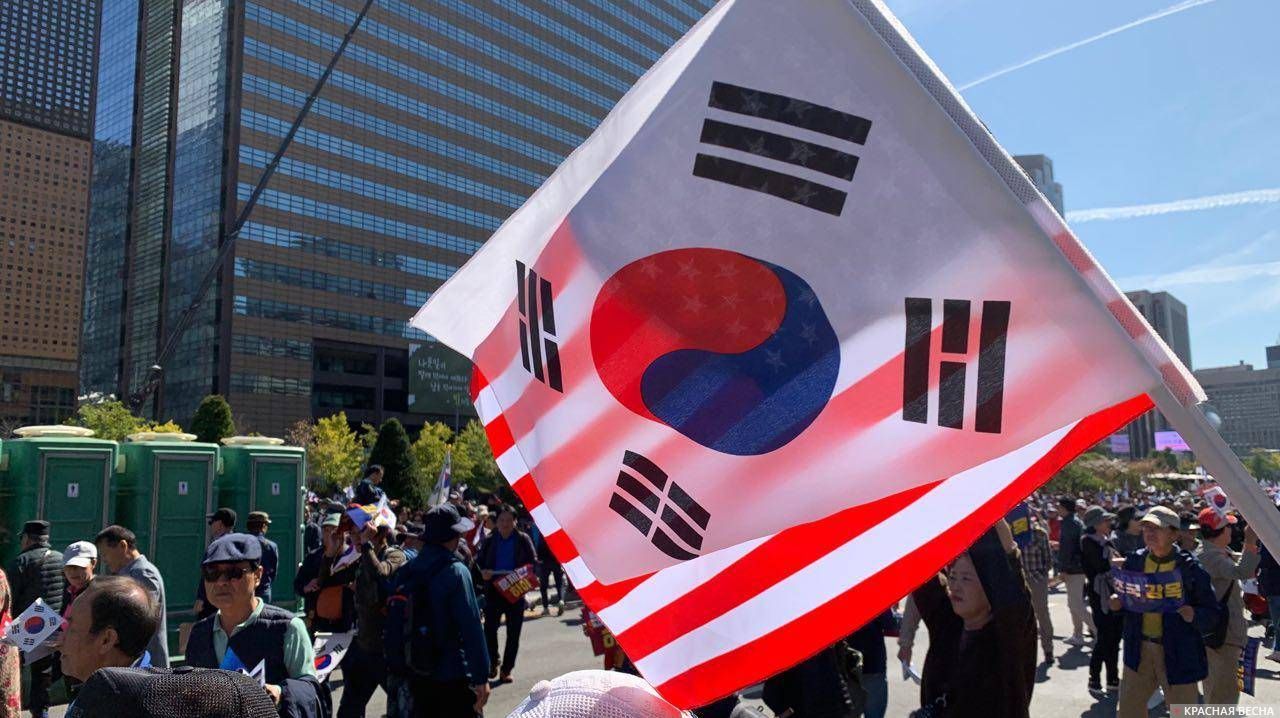 Американский и корейский флаги на дне национальной письменности в Сеуле