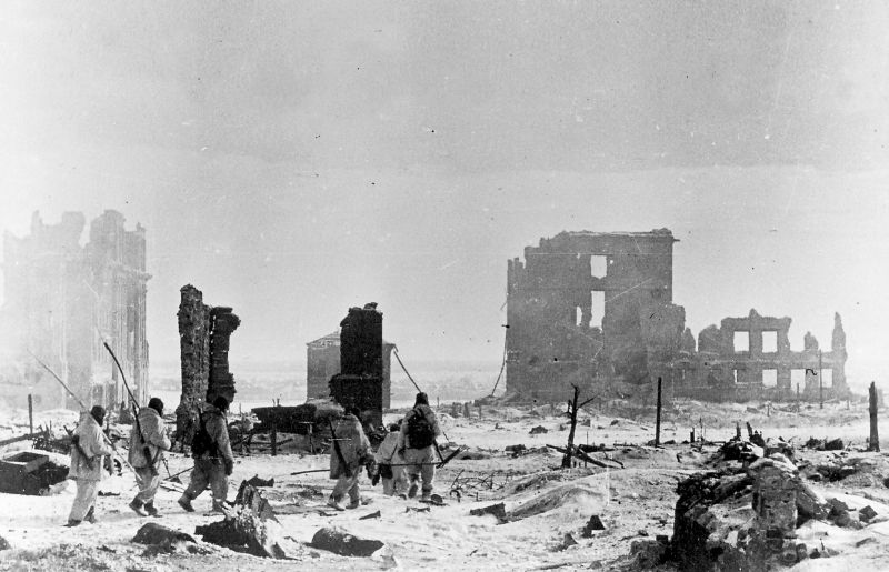 Группа советских саперов со щупами направляется на разминирование в центре разрушенного Сталинграда. 2 февраля 1943