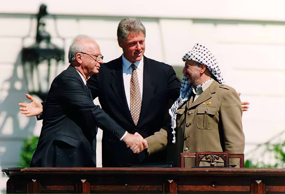 Ицхак Рабин, Билл Клинтон и Ясир Арафат на подписании Декларации о принципах в Вашингтоне, 13 сентября 1993 года 